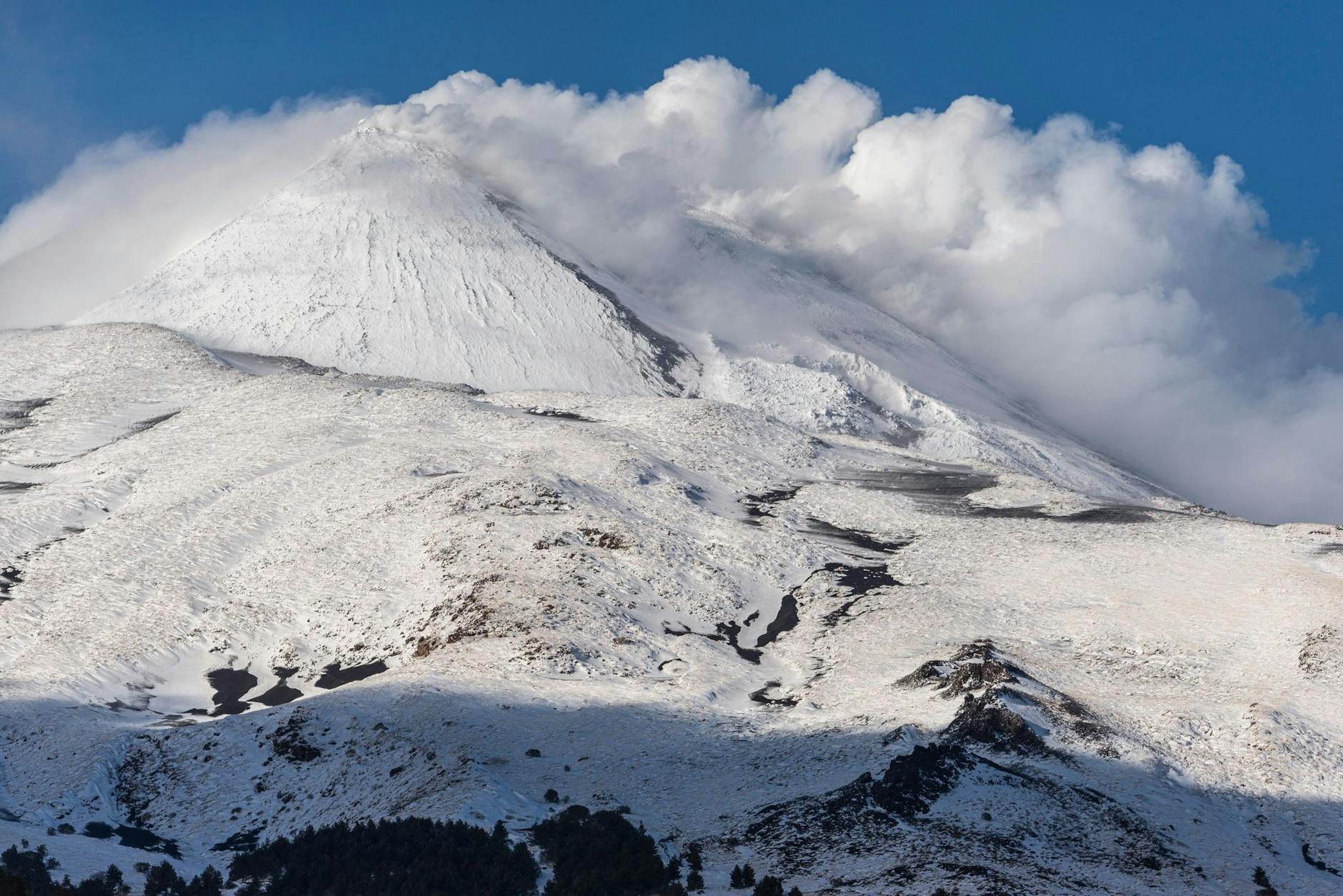 dpatopbilder - Schnee bedeckt die Südseite des Vulkans Ätna im Osten Siziliens. Italien ächzt unter Kälte, Schnee, Regen und Unwettern.