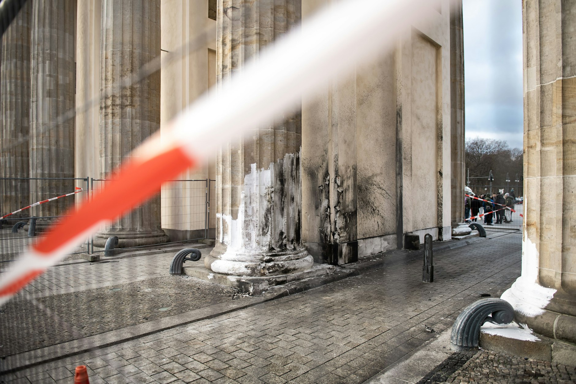 Die Unglücksstelle vor dem Brandenburger Tor ist abgesperrt. Deutlich sind die Spuren des Crashs zu sehen.