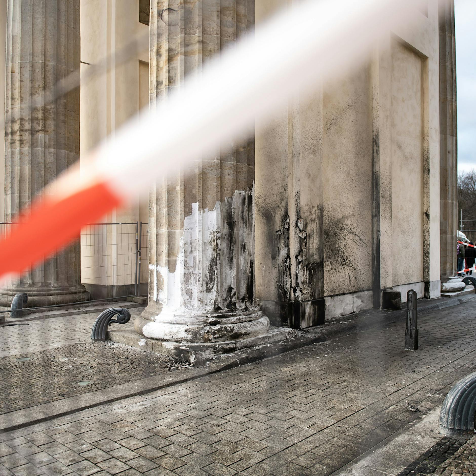 Nach Todes-Crash: Sanierung des Brandenburger Tors kostet 39.000 Euro – und DAS muss gemacht werden