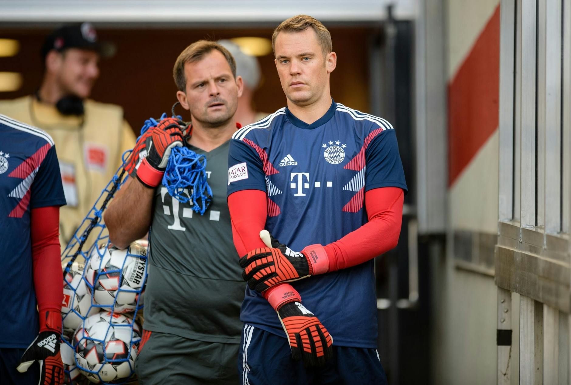 ARCHIV - Torwart-Trainer Toni Tapalovic (l) wurde von den Bayern freigestellt.