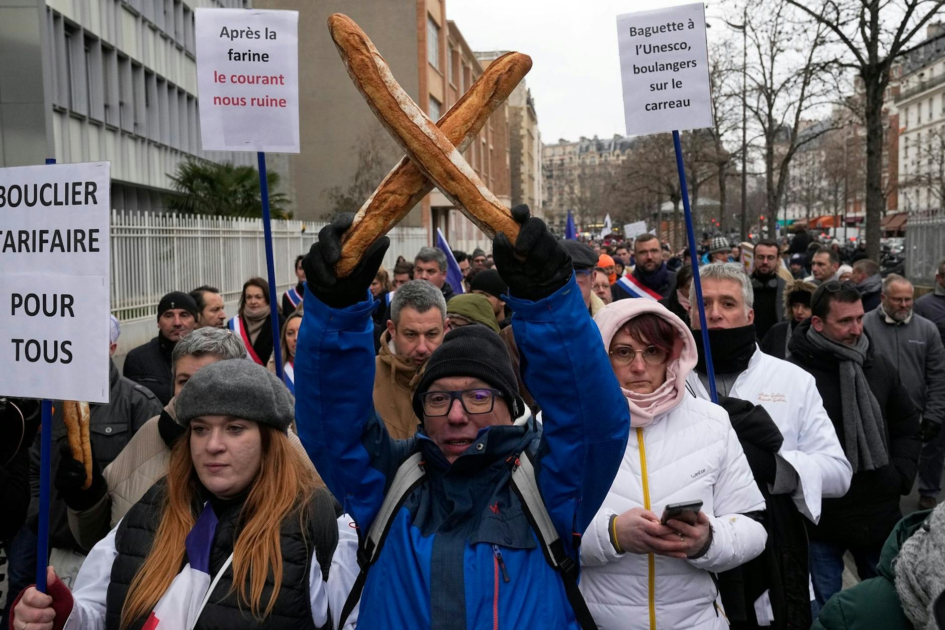 Das Baguette gehört zu Frankreich wie Fish and Chips zu Großbritannien. Doch aufgrund der hohen Energiekosten fürchten viele französische Bäcker, vom Markt verdrängt zu werden. Deshalb protestieren sie in Paris.