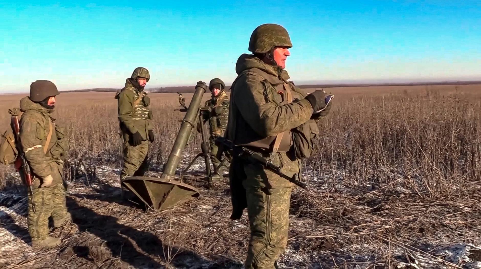 SCREENSHOT - Auf einem vom Verteidigungsministerium in Moskau veröffentlichten Foto sind russische Soldaten mit einem Mörser zu sehen. ss Service via AP/dpa