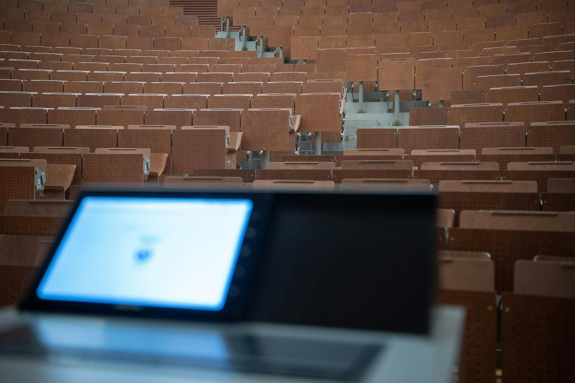 ARCHIV - Ein leerer Hörsaal an einer Universität.