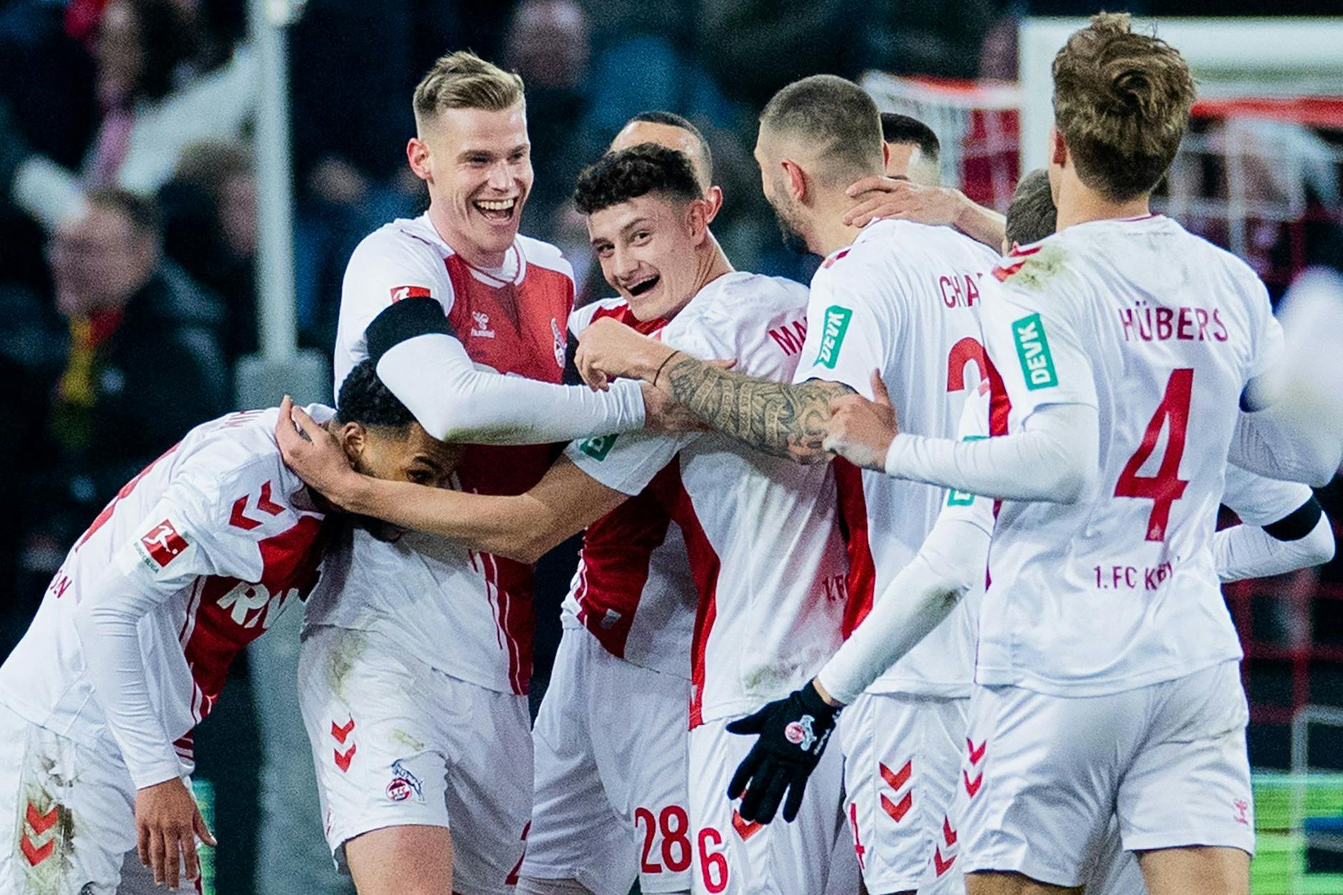 Kölns Steffen Tigges (2.v.l.) freut sich über sein Tor zum 3:0.