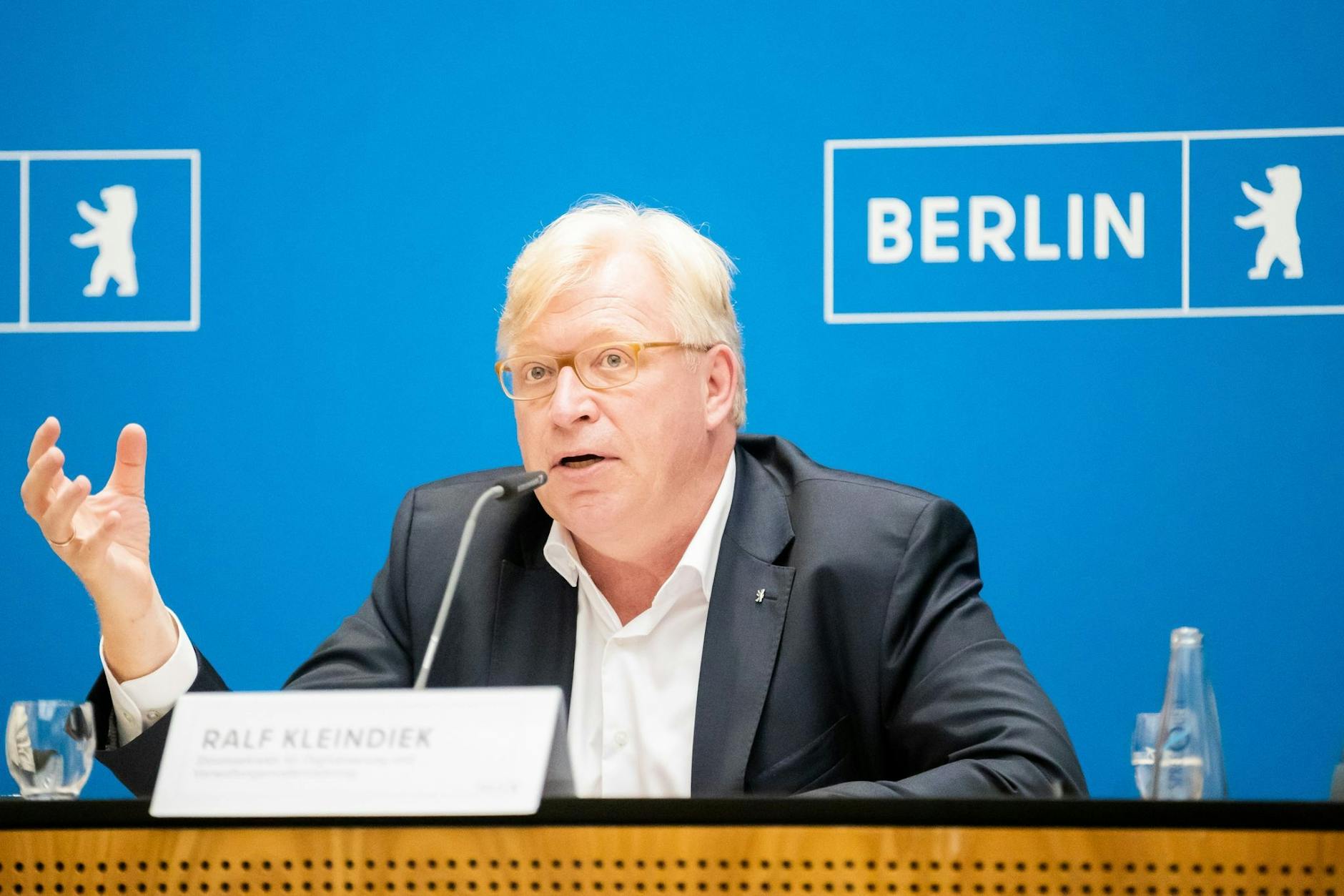 ARCHIV - Berlins Digital-Staatssekretär Ralf Kleindiek (SPD) spricht bei einer Pressekonferenz.