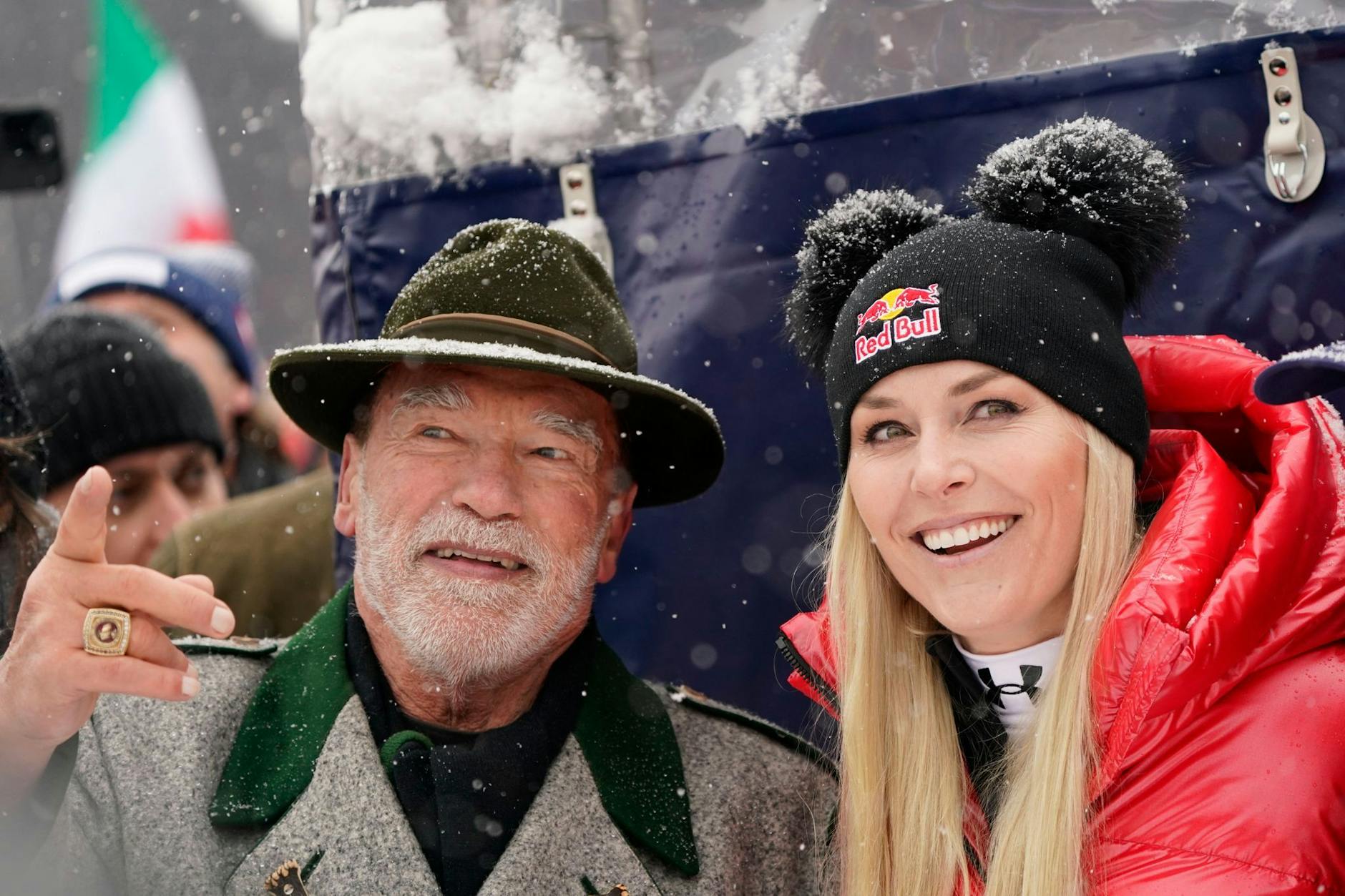 Arnold Schwarzenegger, Schauspieler und Bodybuilder aus Österreich sowie ehemaliger Gouverneur von Kalifornien, und Lindsey Vonn, ehemalige Skifahrerin aus den USA, unterhalten sich am Rande des Rennens.