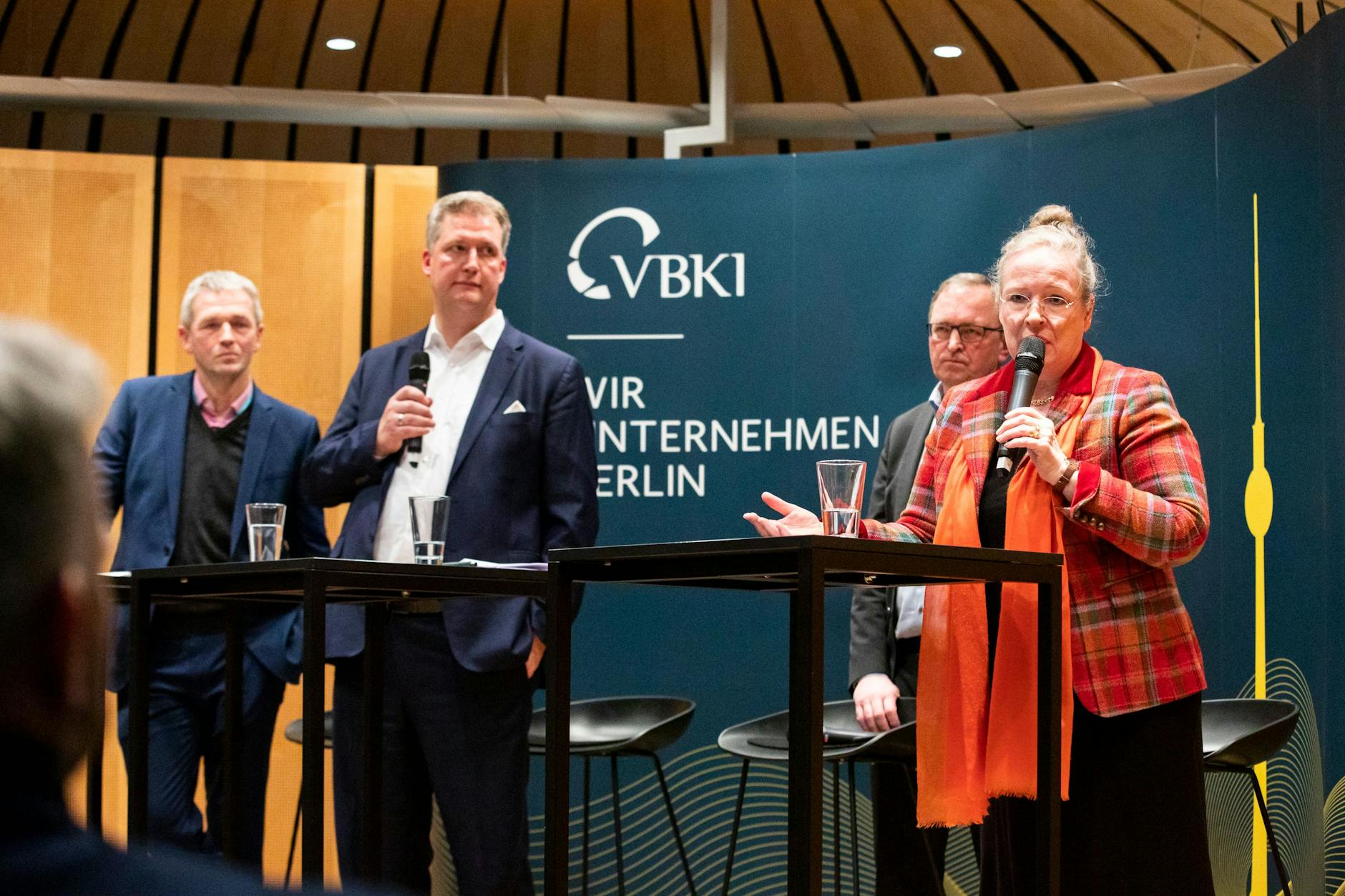 Vorstandsvorsitzender der Investitionsbank Berlin (IBB) Hinrich Holm, Geschäftsführer der Hilfswerk-Siedlung Jörn von der Lieth und Hauptgeschäftsführerin des BBU Maren Kern auf einer Veranstaltung des VBKI zur Wohnungsnot in Berlin am Montagabend