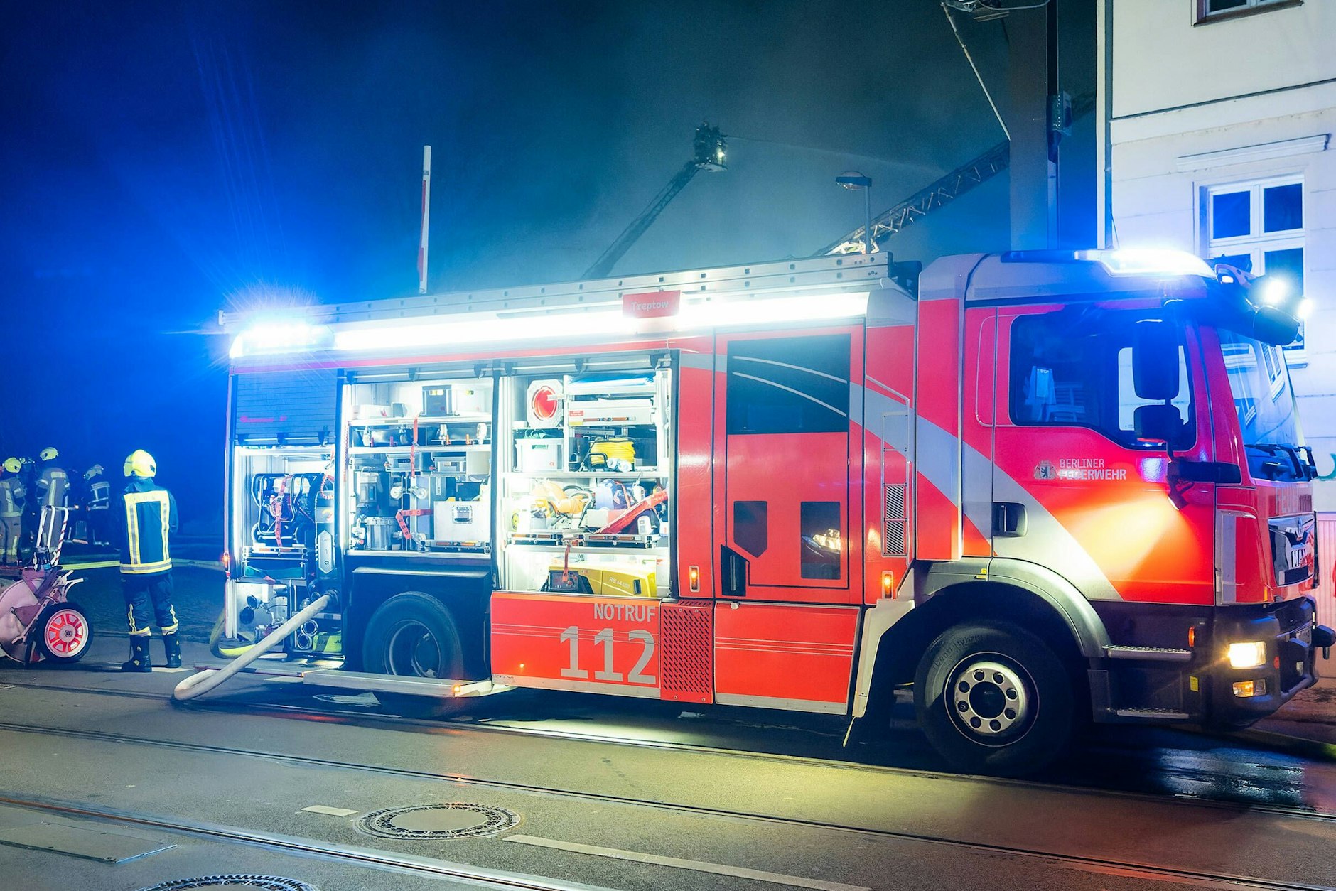 Ein Löschfahrzeug der Berliner Feuerwehr bei einem Einsatz.