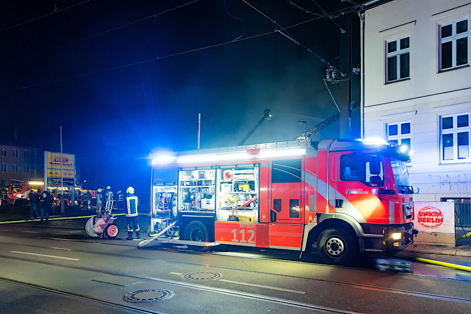 Ein Löschfahrzeug der Berliner Feuerwehr bei einem Einsatz.