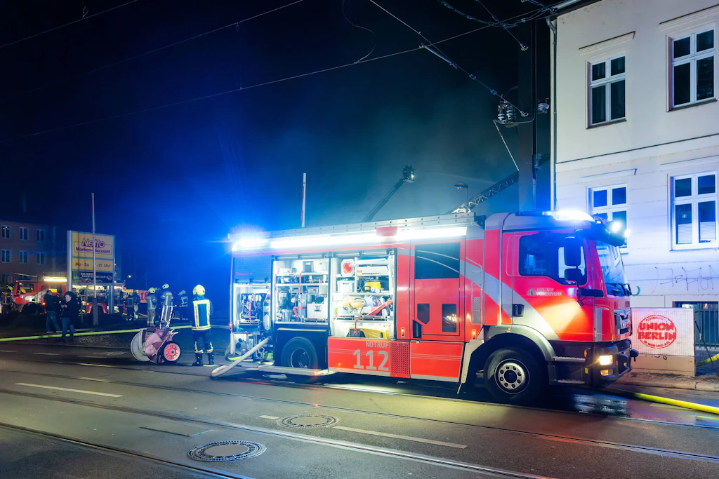 Löschfahrzeug der Berliner Feuerwehr in Neukölln angegriffen