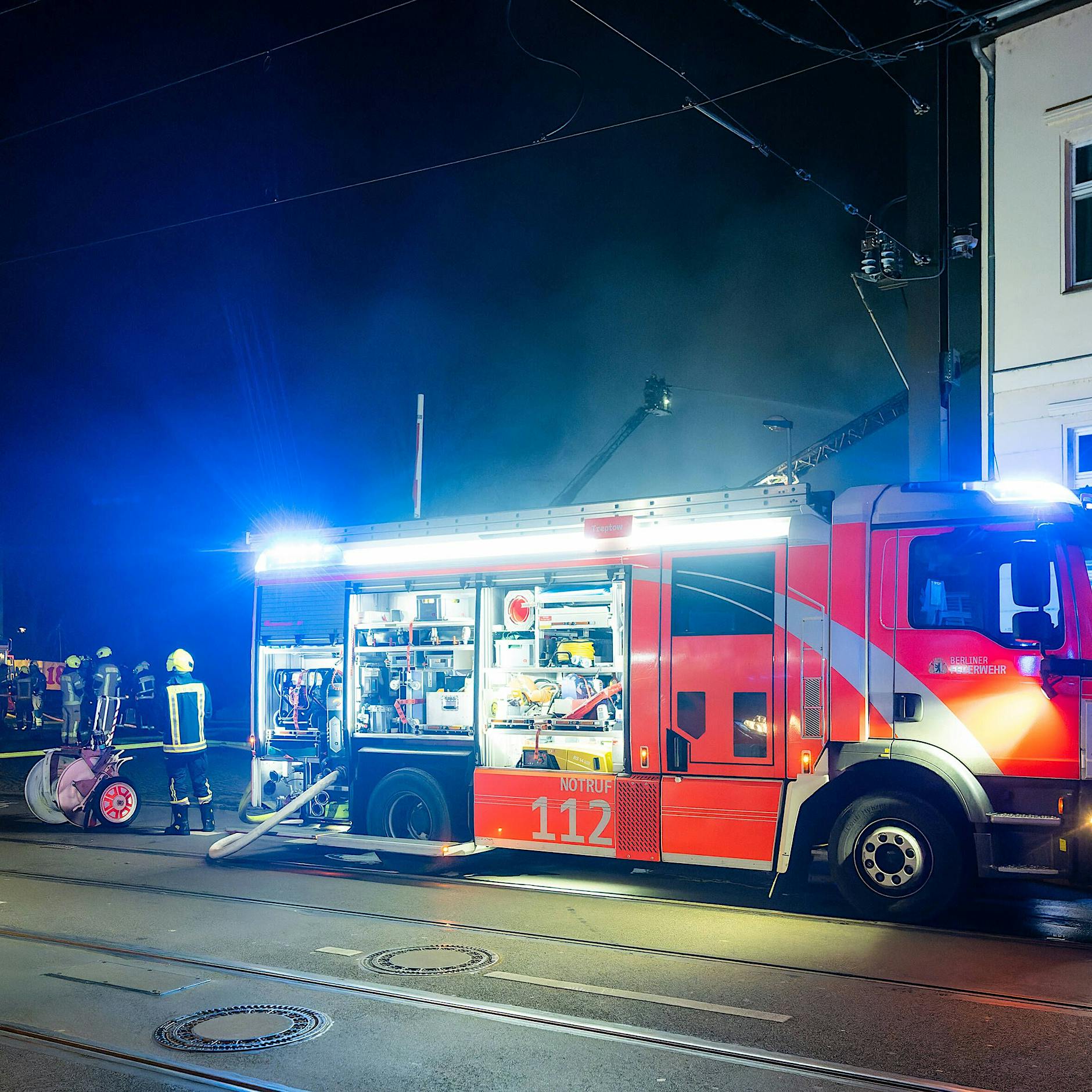 Löschfahrzeug der Berliner Feuerwehr in Neukölln angegriffen