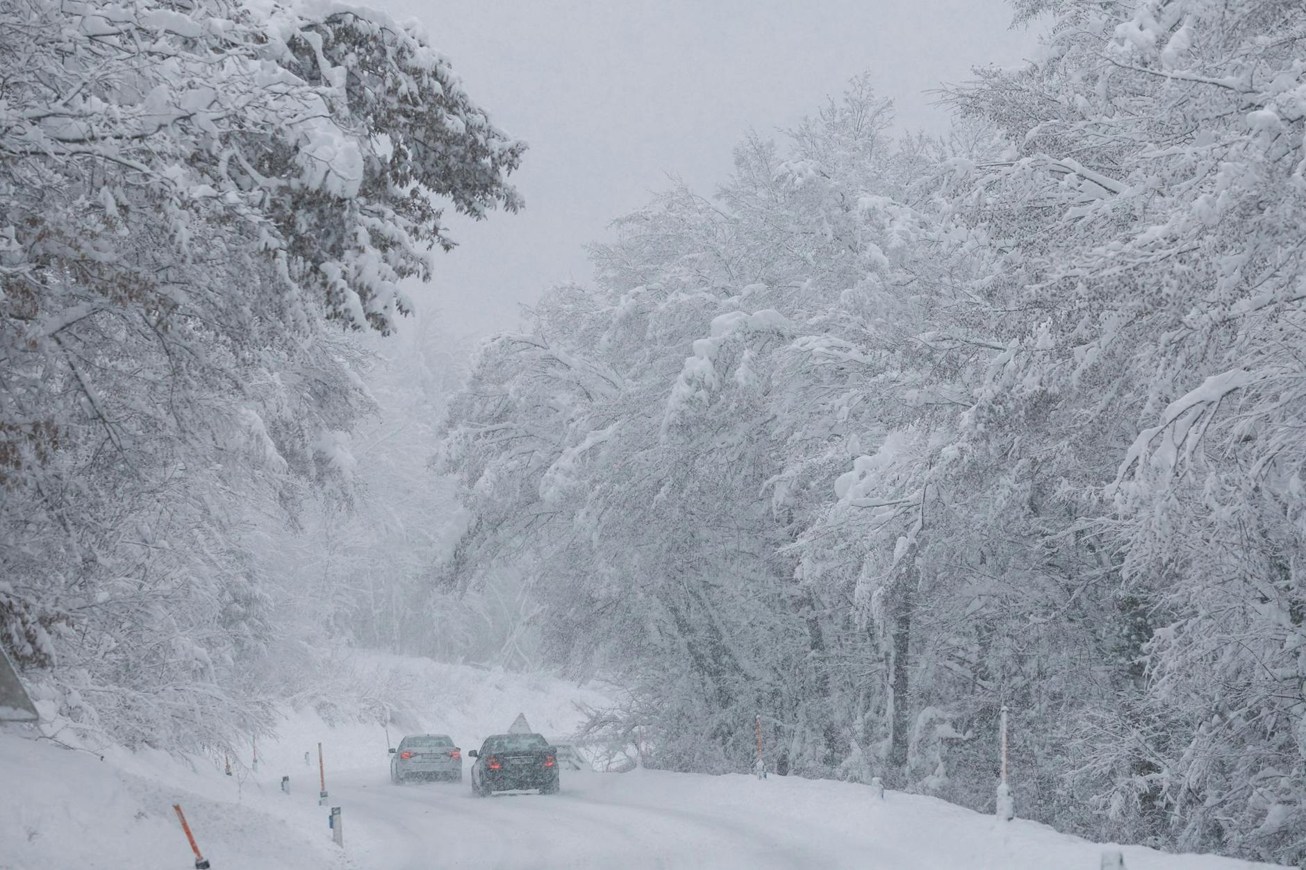 Ein Schneesturm mit Sturmböen hat den Verkehr auf einer wichtigen Autobahn in Slowenien behindert und Teile des Landes vorübergehend ohne Strom gelassen.