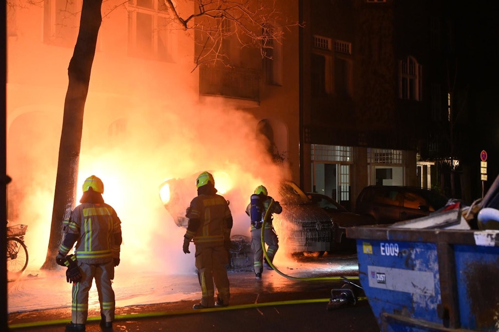 Charlottenburg: Porsche brennt vollständig aus