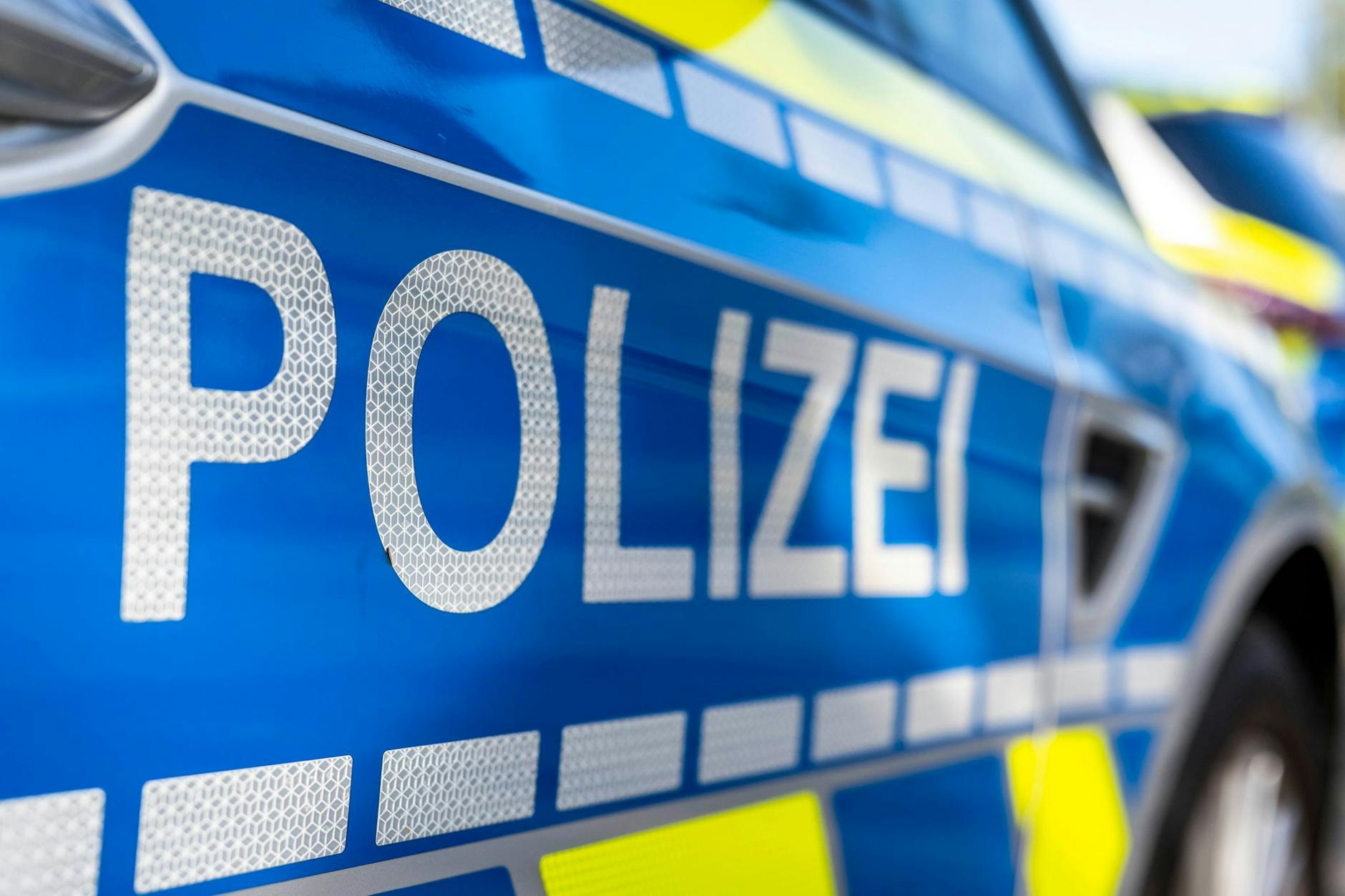 ILLUSTRATION - Ein Streifenwagen der Polizei steht am Straßenrand.