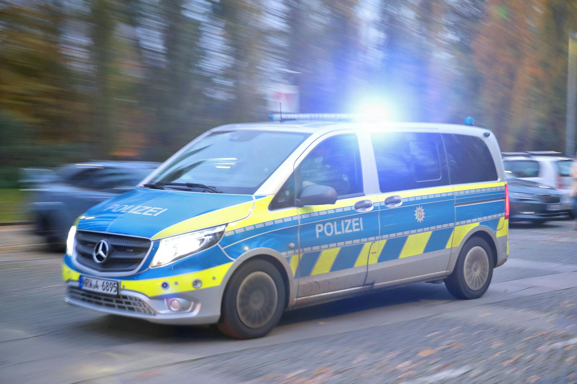 Die Berliner Polizei im Einsatz. Am Montag wurde eine Geschäftsführerin mit Briefen bedroht.