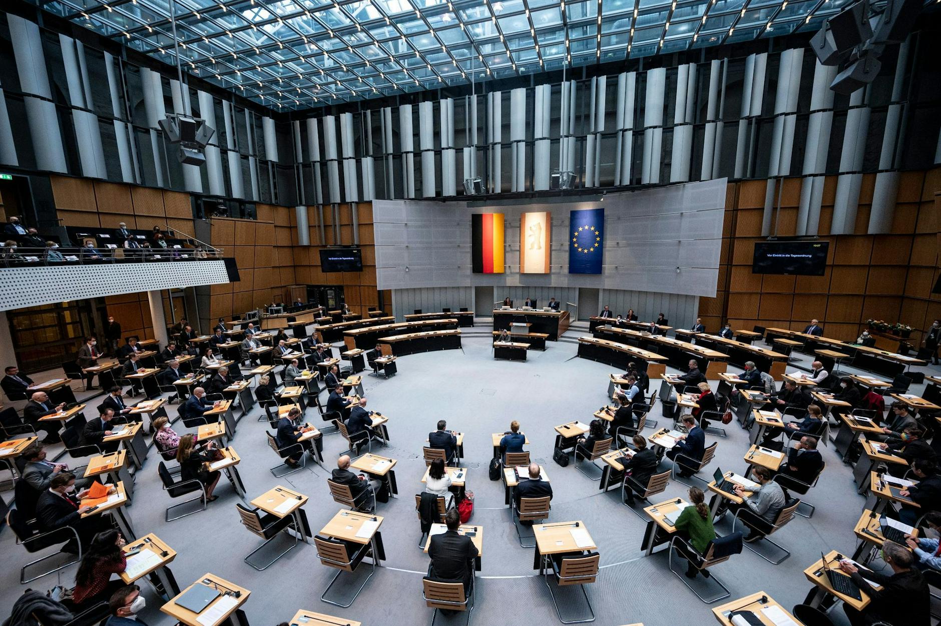 ARCHIV - Abgeordnete stehen im Plenarsaal des Berliner Abgeordnetenhauses.