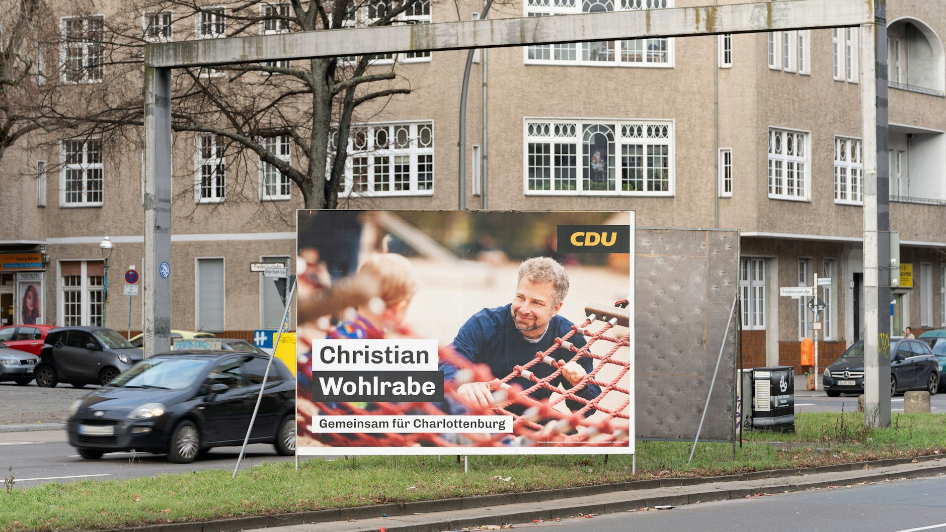 Der CDU-Abgeordnete Christian Wohlrabe auf einem Wahlplakat in Charlottenburg.