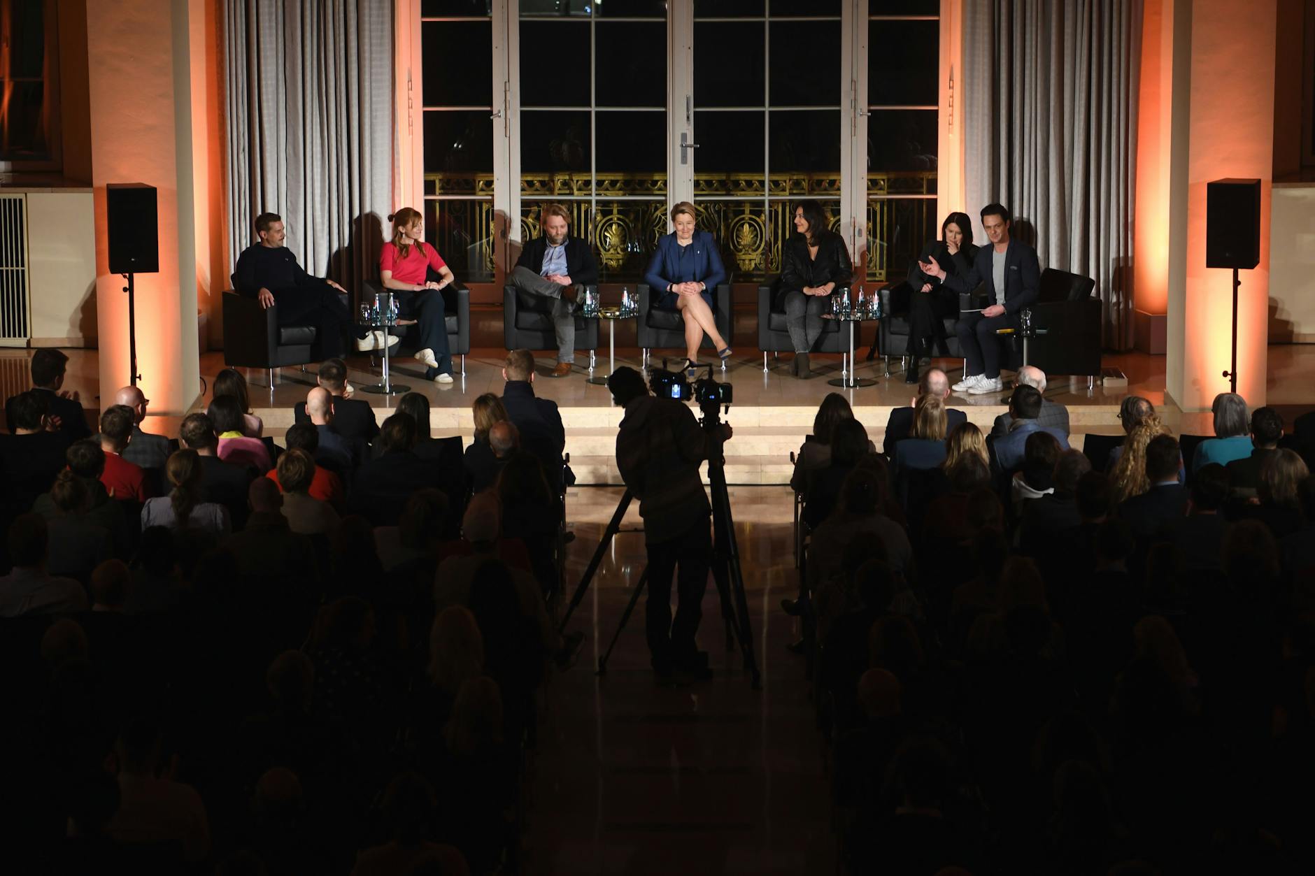 „In welcher Stadt wollen wir leben?“ – der Talk der Berliner Zeitung. Die Gäste von links nach rechts: Klaas Heufer-Umlauf, Eva Schulz, Moritz Eichhorn, Franziska Giffey, Düzen Tekkal, Cordula Heckmann, Jo Schück (Moderation).