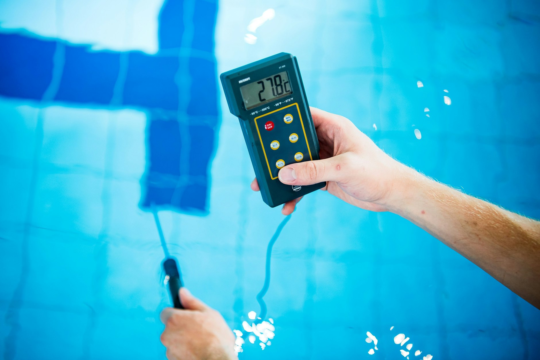 Die Temperatur vom Schwimmerbecken im Horner Bad wird gemessen. Wegen der Energiekrise haben zahlreiche Schwimmbäder die Wassertemperaturen gesenkt.