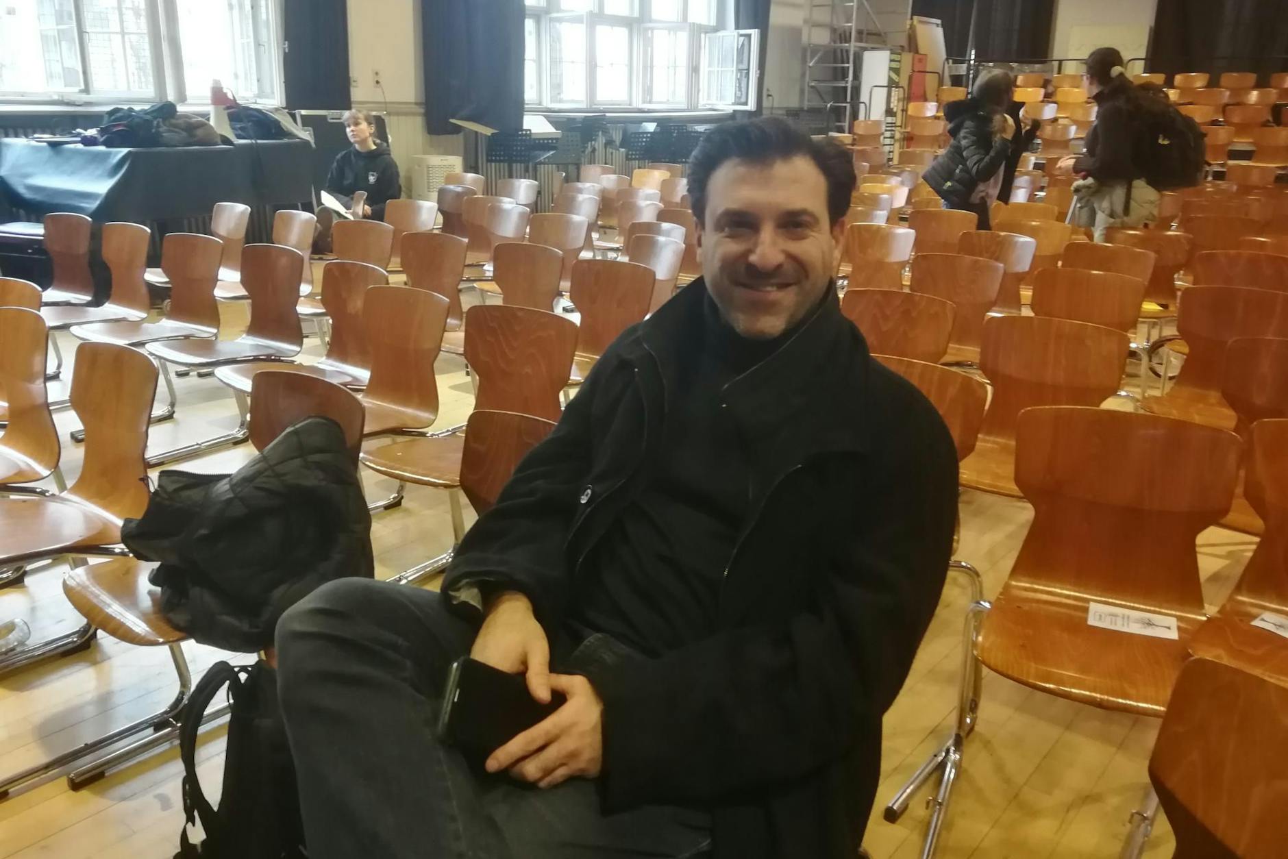 Esteban Servat bekommt stürmischen Applaus für seinen Vortrag über Kolonialismus.