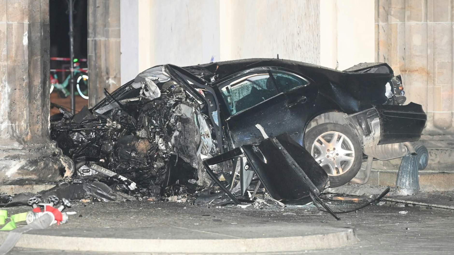 In der Nacht zum 16. Januar krachte dieser Mercedes gegen das Brandenburger Tor. Der Fahrer kam dabei ums Leben.