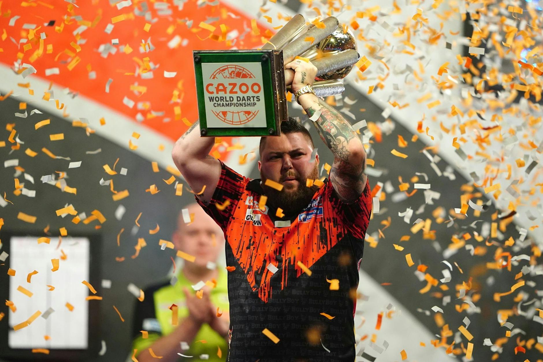 Michael Smith feiert mit der Sid Waddell Trophäe seinen Finalsieg.