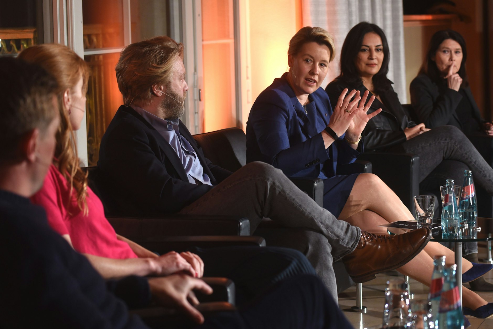 Der Talk der Berliner Zeitung in Berlin-Mitte: „In welcher Stadt wollen wir leben?“. Im Zentrum: Franziska Giffey, links davon Moritz Eichhorn, rechts Düzen Tekkal und Cordula Heckmann (ganz rechts).