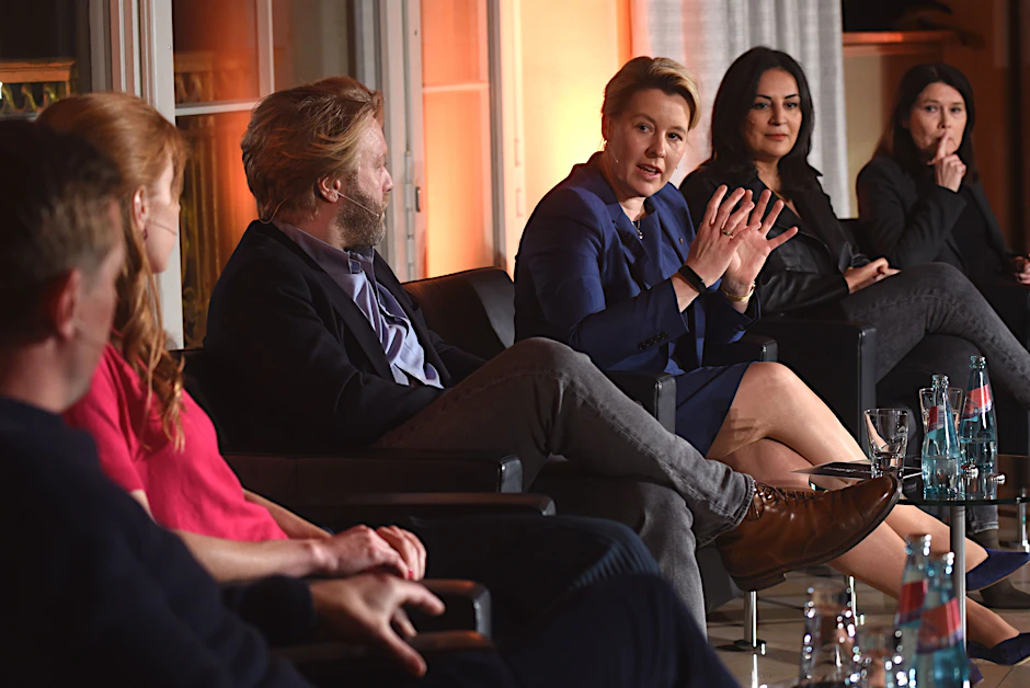 Der Talk der Berliner Zeitung in Berlin-Mitte: „In welcher Stadt wollen wir leben?“. Im Zentrum: Franziska Giffey, links davon Moritz Eichhorn, rechts Düzen Tekkal und Cordula Heckmann (ganz rechts).