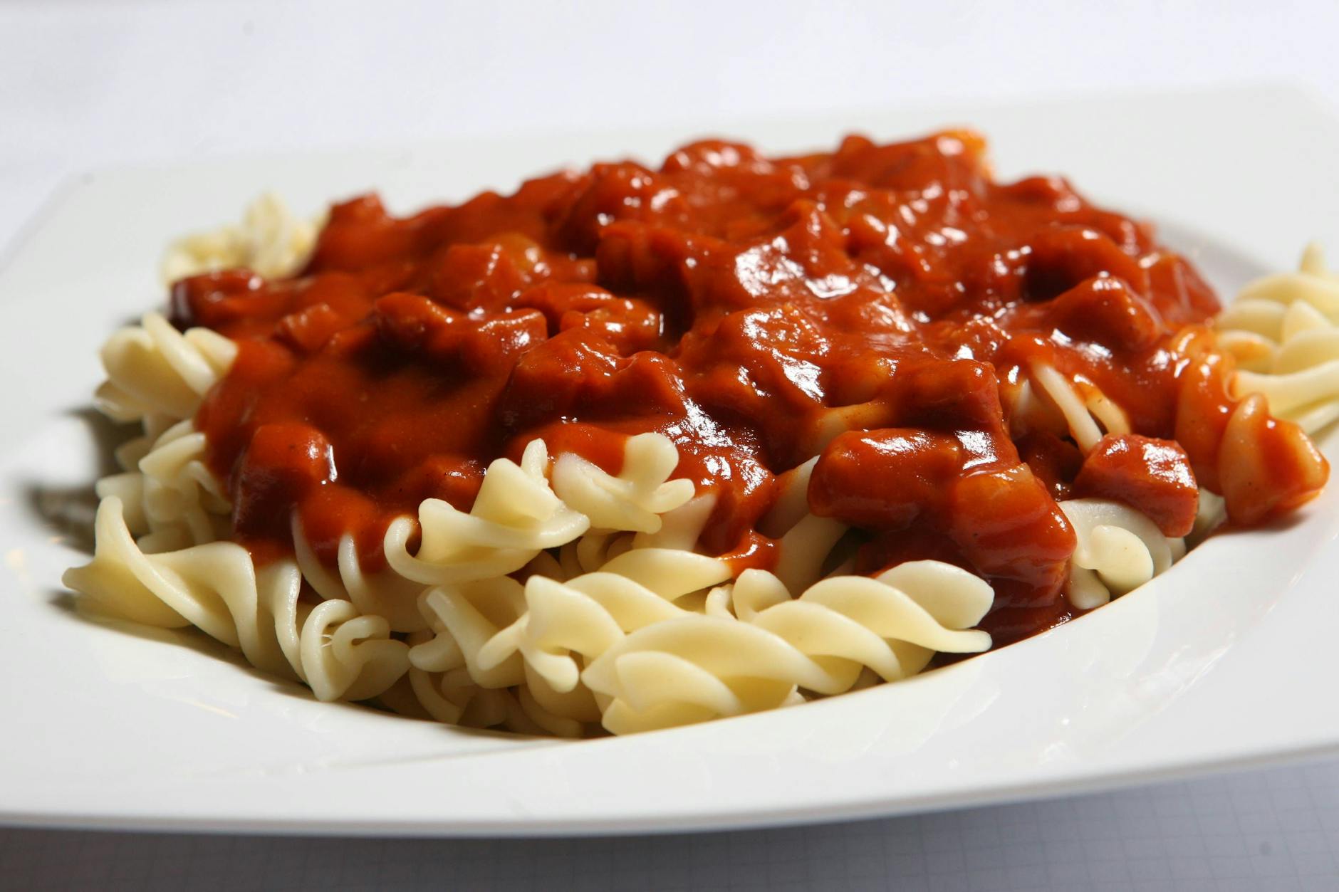 Wurstgulasch mit Nudeln ist ein echter Klassiker, den es schon früher gab. Mit diesem Rezept schmeckt's wie damals!