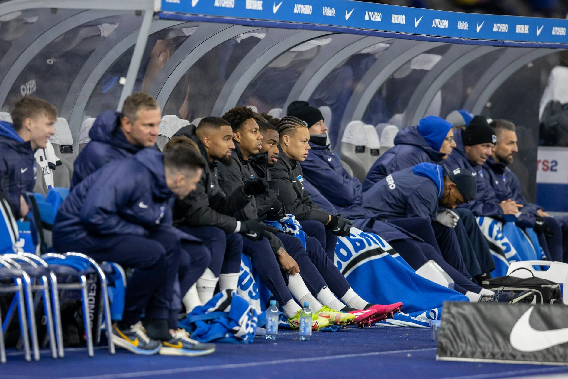 Leere Blicke auf der Hertha-Bank. Das 0:5 gegen Wolfsburg ist der bisherige Tiefpunkt der Saison. 