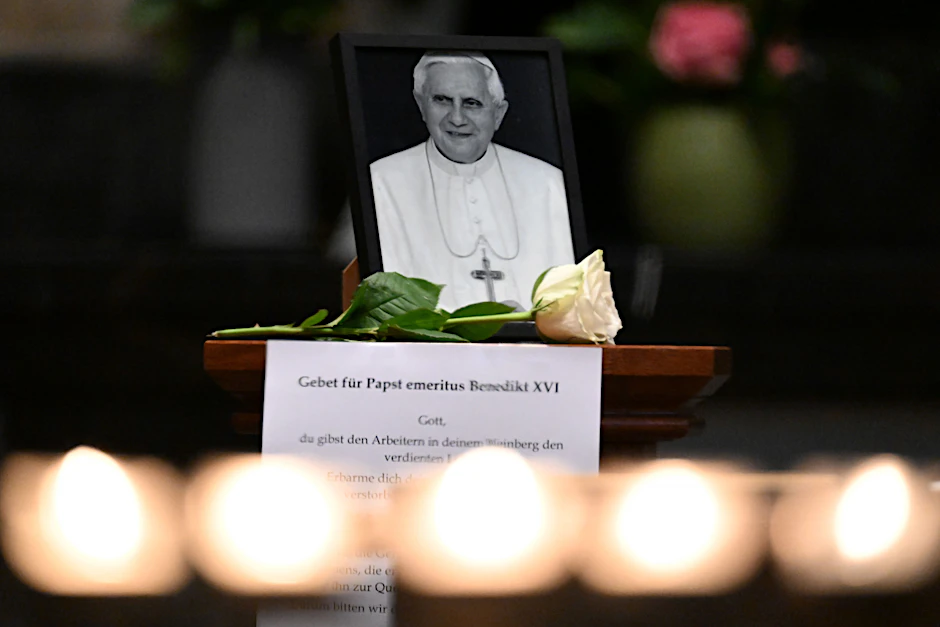 Papst Benedikt XVI. starb am 31.12.2022 im Alter von 95 Jahren im Vatikan. Doch geißelt er die Verhältnisse im Vatikan posthum.