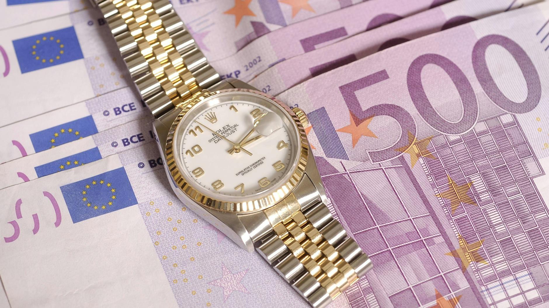 Für manche Menschen ist eine Rolex ein Muss – egal, ob sie echt ist. Hauptsache, sie sieht teuer aus.