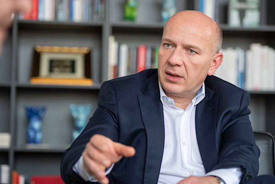 ARCHIV - Kai Wegner, CDU-Fraktionsvorsitzender im Abgeordnetenhaus von Berlin, spricht bei einem Interview.  