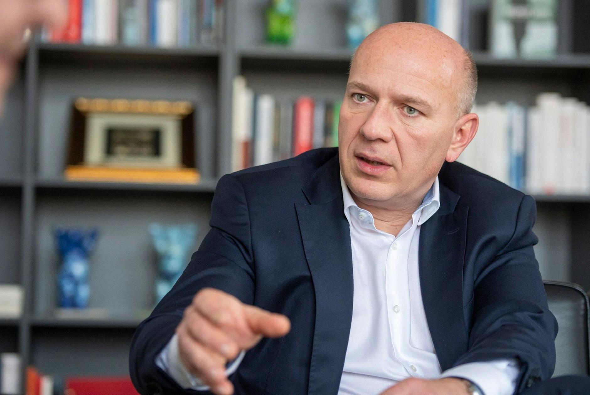 ARCHIV - Kai Wegner, CDU-Fraktionsvorsitzender im Abgeordnetenhaus von Berlin, spricht bei einem Interview.