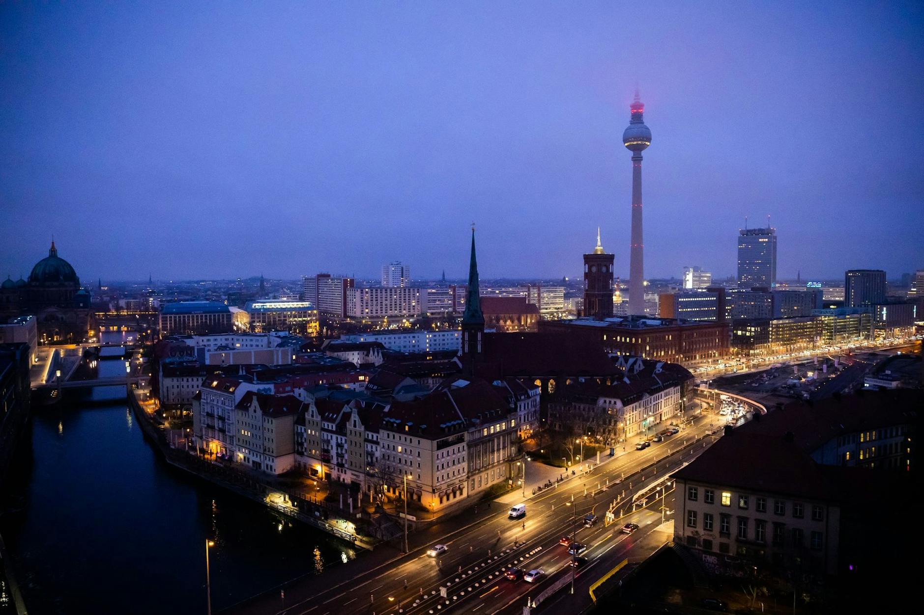 Nasskalt und ein bisschen neblig präsentiert sich Berlin zum Wochenstart. Die Skyline: der Fernsehturm, davor das Rote Rathaus und der Dom.