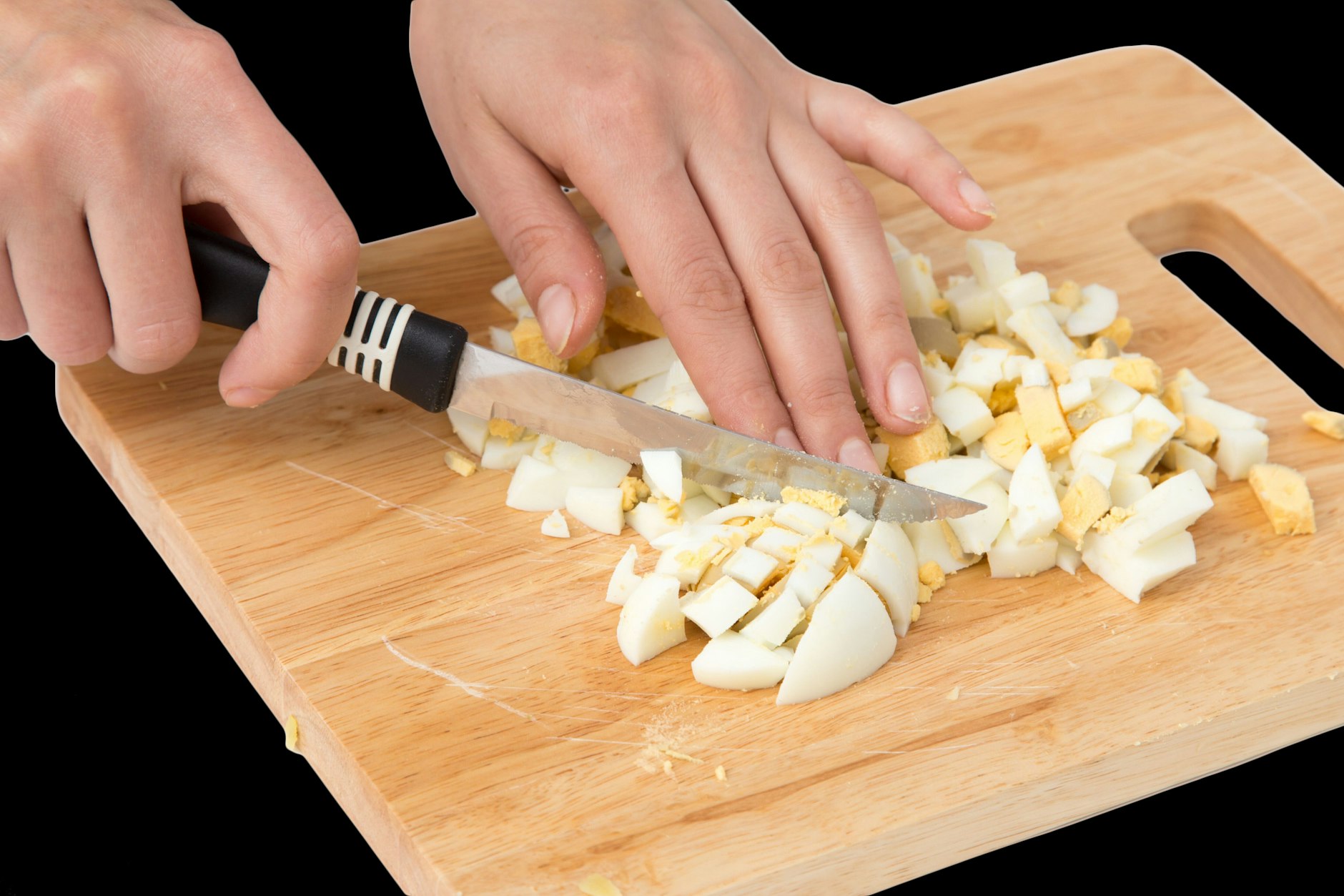 Für das Eierfrikassee müssen die Eier hart gekocht und in kleine Stücke geschnitten werden.