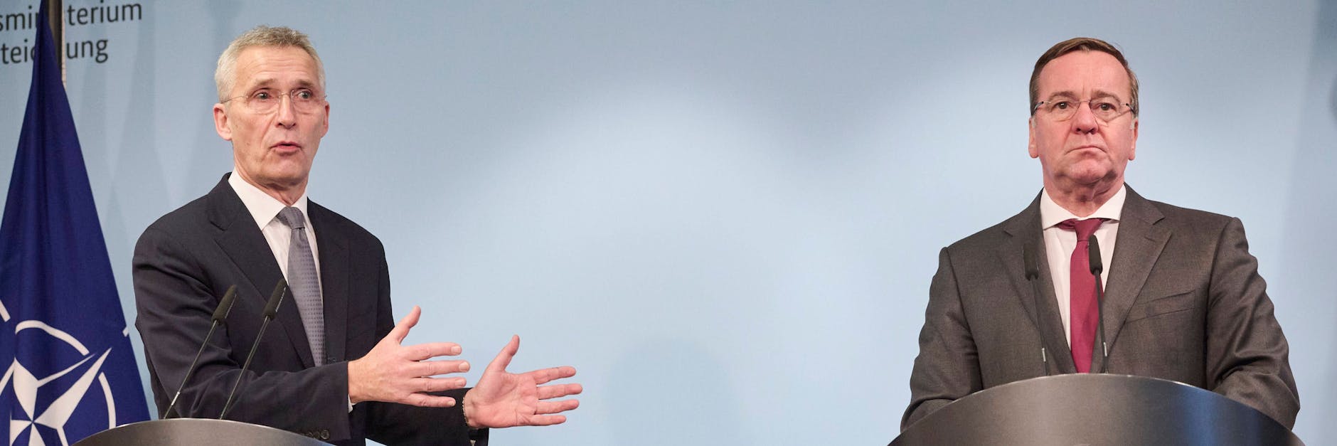 Nato-Generalsekretär Jens Stoltenberg forderte beim Treffen mit Verteidigungsminister Boris Pistorius (r.) eine zügige Lieferung neuer Waffen, damit die Ukraine als souveräner Staat bestehen könne.