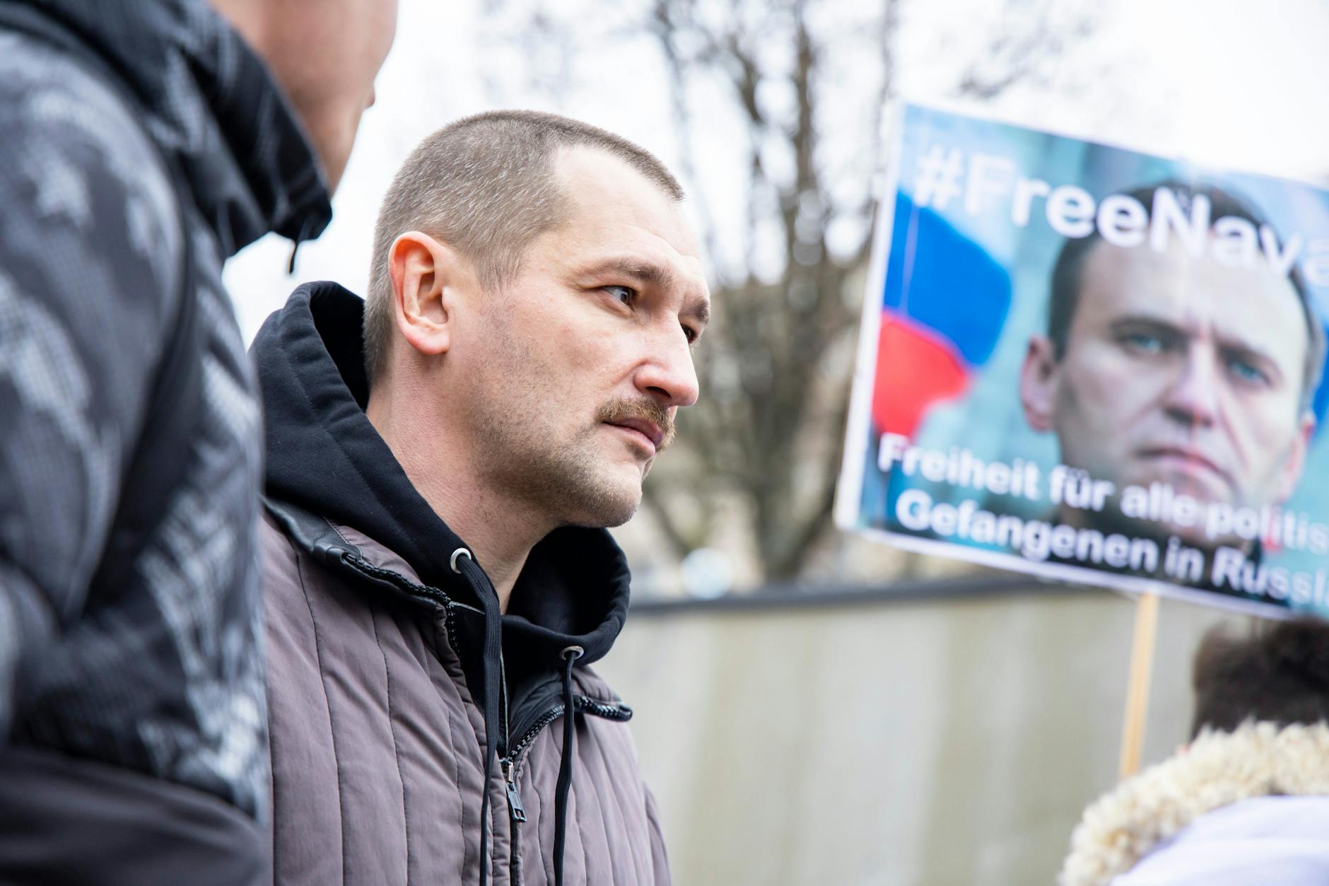 Oleg Nawalny am Dienstag vor der russischen Botschaft. Hier wurde eine Replik der Haftzelle seines Bruders errichtet, des Dissidenten Alexej Nawalny.