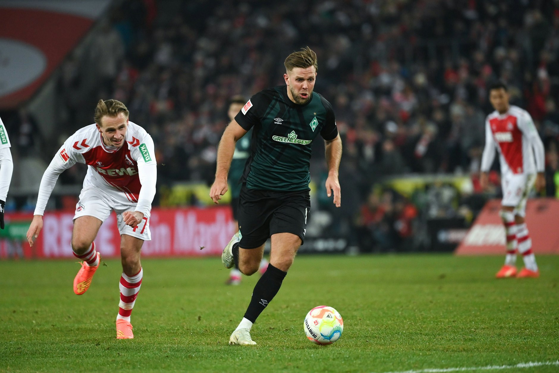 Der deutsche Nationalstürmer Niclas Füllkrug (v.) erzielte für Werder Bremen das einzige Tor in Köln.