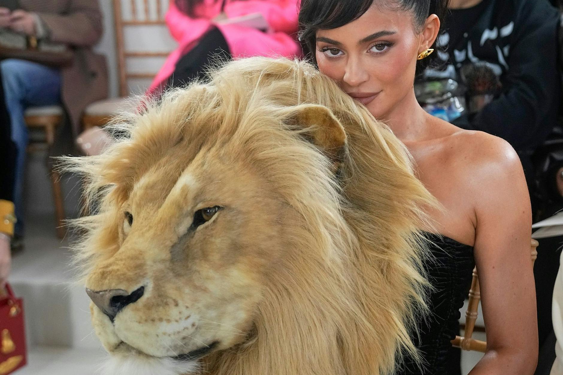 dpatopbilder - US-Unternehmerin Kylie Jenner besucht die Präsentation der Haute Couture Frühjahr-Sommer 2023 Kollektion von Schiaparelli und trägt eines der Kleider, die auch auf dem Laufsteg gezeigt wurden mit einem Kunst-Tierkopf eines Löwen.