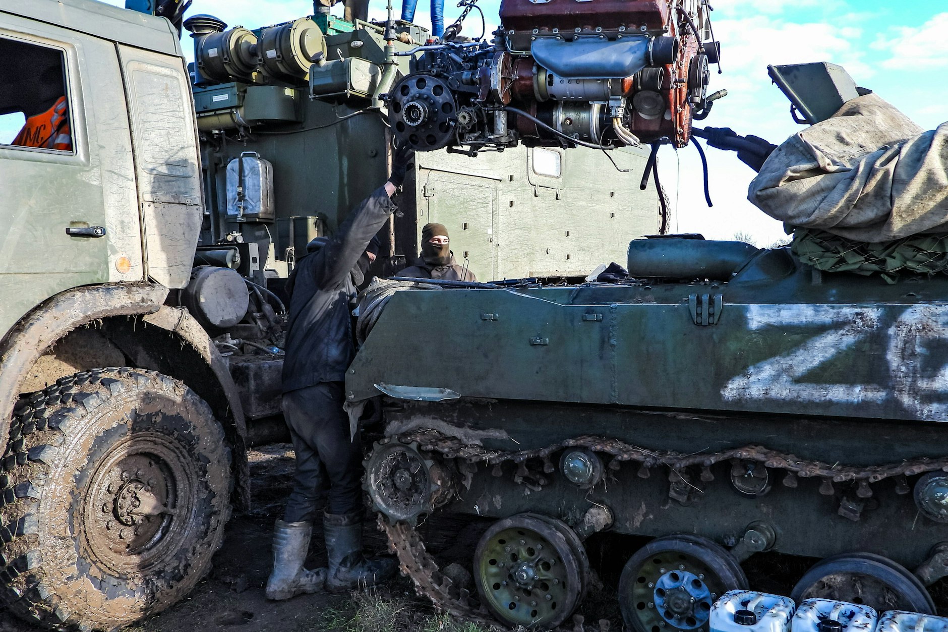 Russische Truppen bergen kaputtes Kriegsmaterial in der Region Cherson.&nbsp;