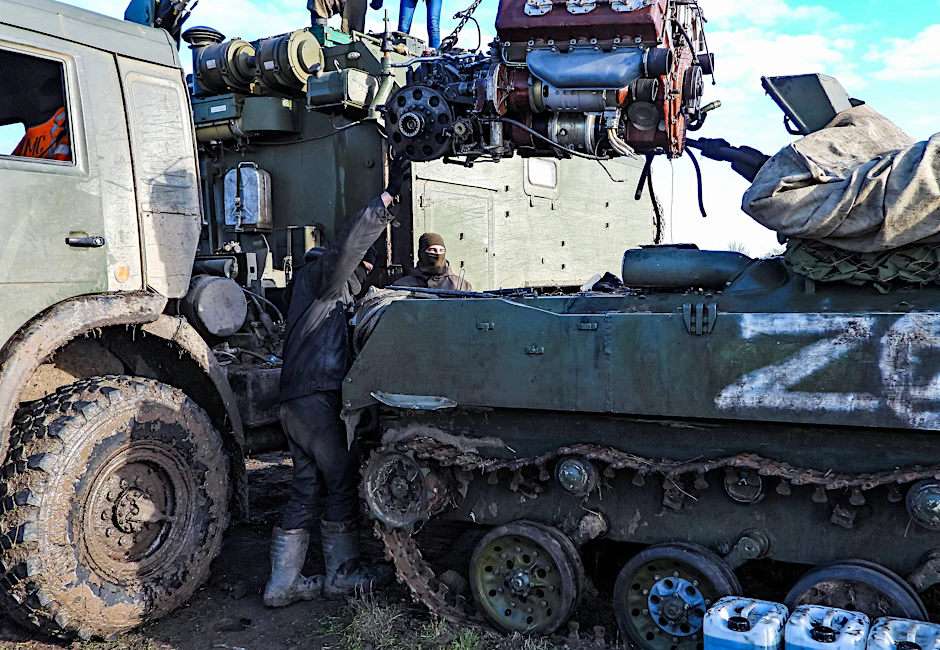 Russische Truppen bergen kaputtes Kriegsmaterial in der Region Cherson.&nbsp;