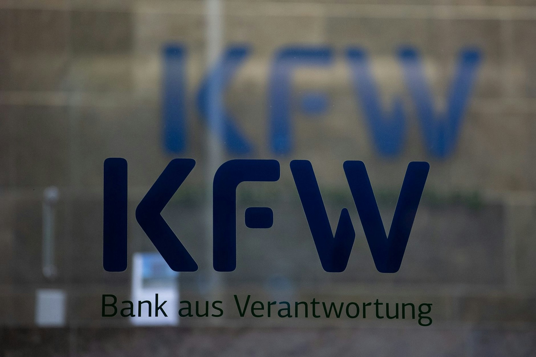 ARCHIV - Das Logo der KfW Bankengruppe. Die staatliche Förderbank KfW sieht den Wohlstand in Deutschland in Gefahr.