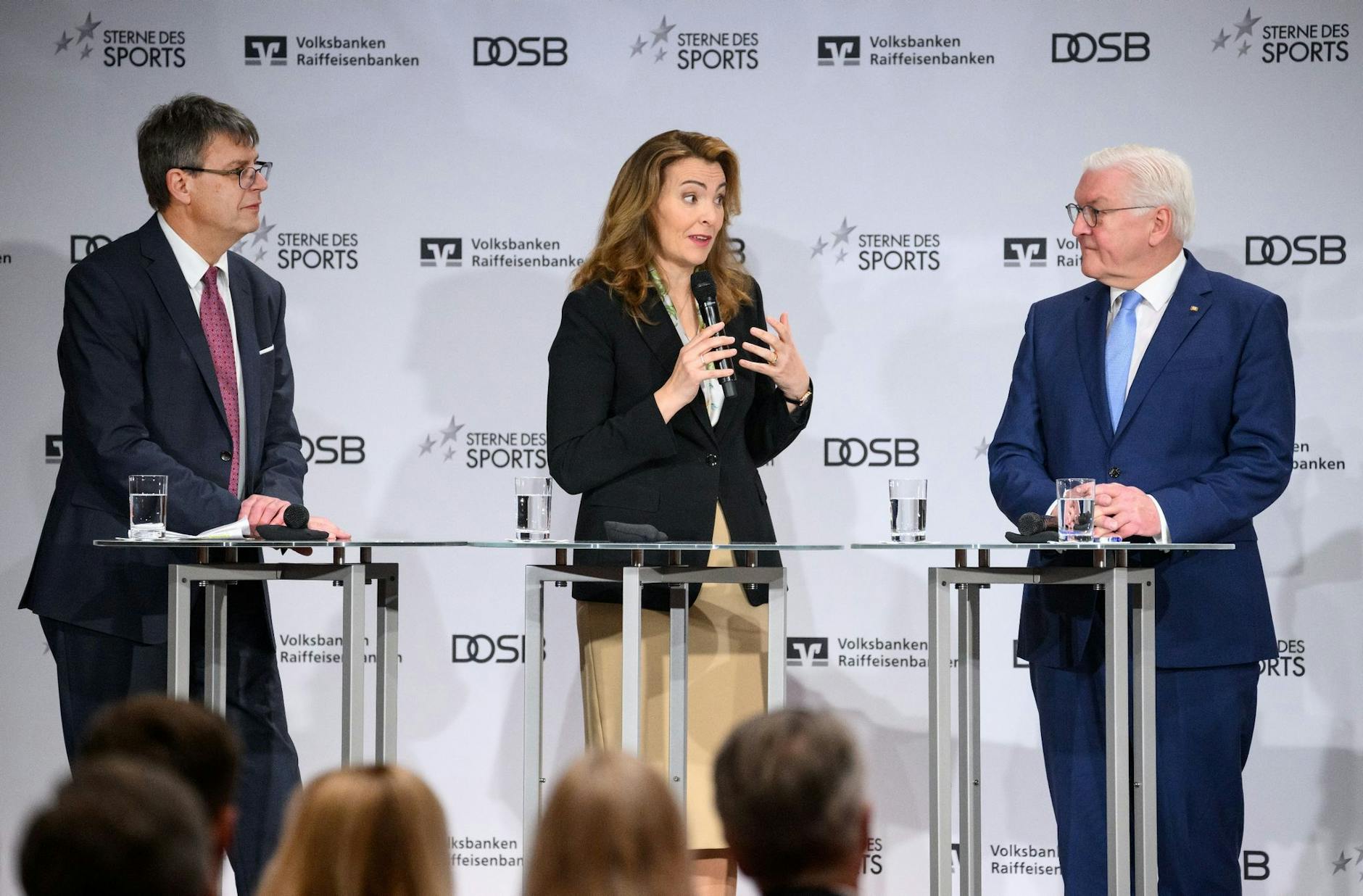 DOSB-Präsident Thomas Weikert (l-r), BVR-Präsidentin Marija Kolak und Bundespräsident Frank-Walter Steinmeier nehmen an der Verleihung teil.