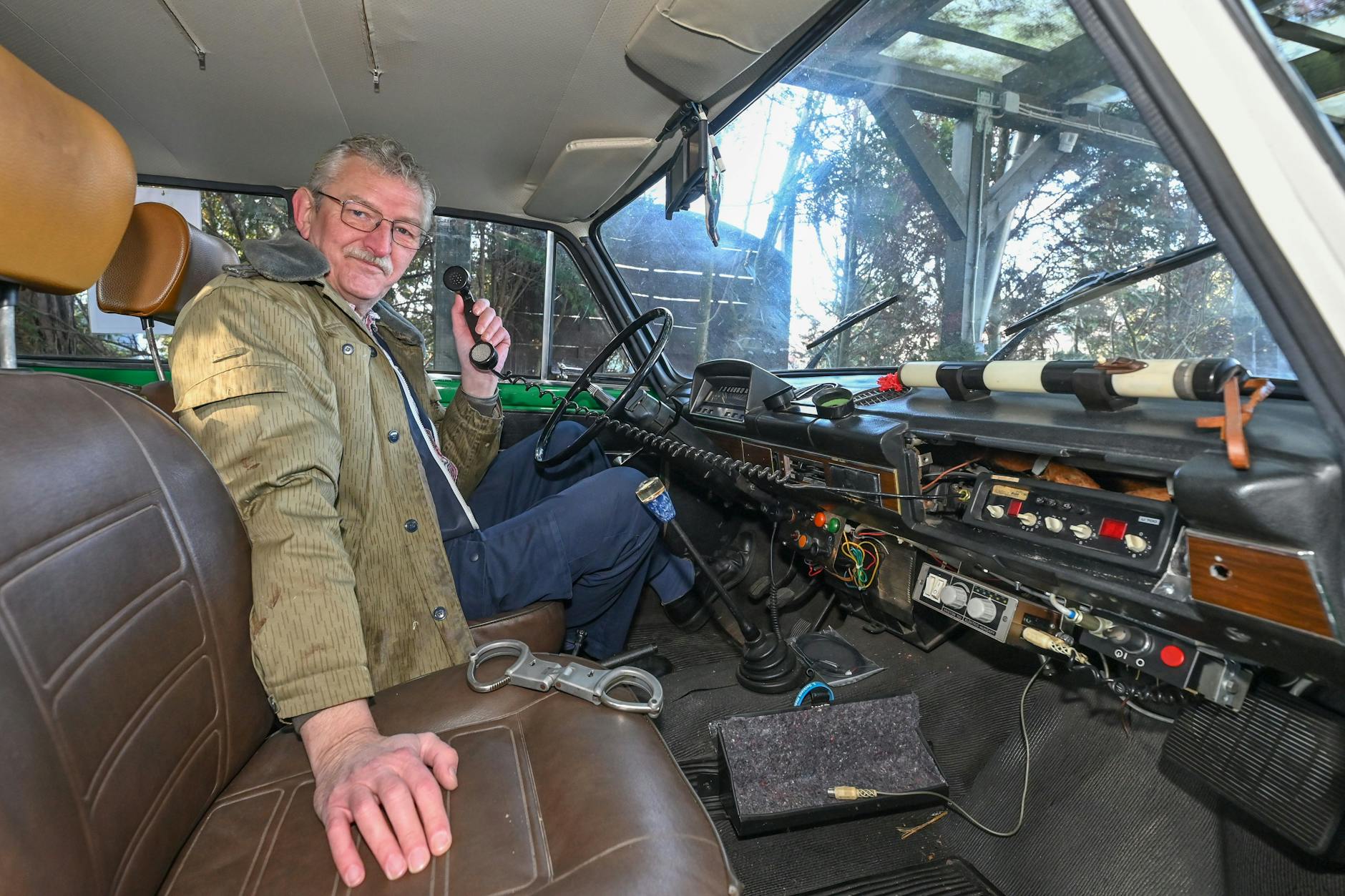 Sammler und Bastler Christian Paul sitzt in seinem DDR-Polizeiauton vom Typ Lada 2100S. Sogar die Funktechnik von früher hat er in dem Wagen eingebaut.