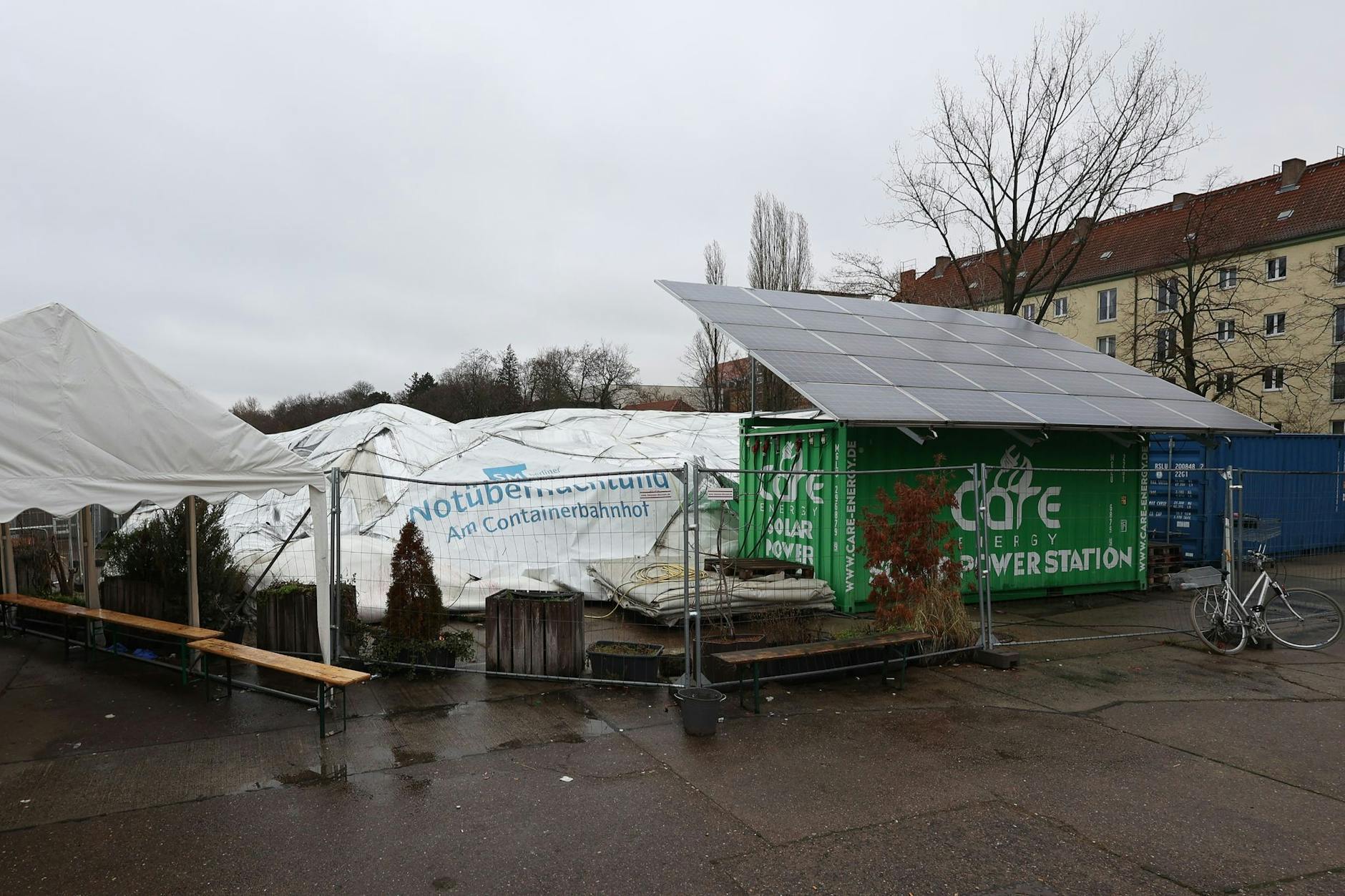 ARCHIV - Die Zelthalle «Am Containerbahnhof» in Lichtenberg ist nach einem Defekt in sich zusammengefallen.