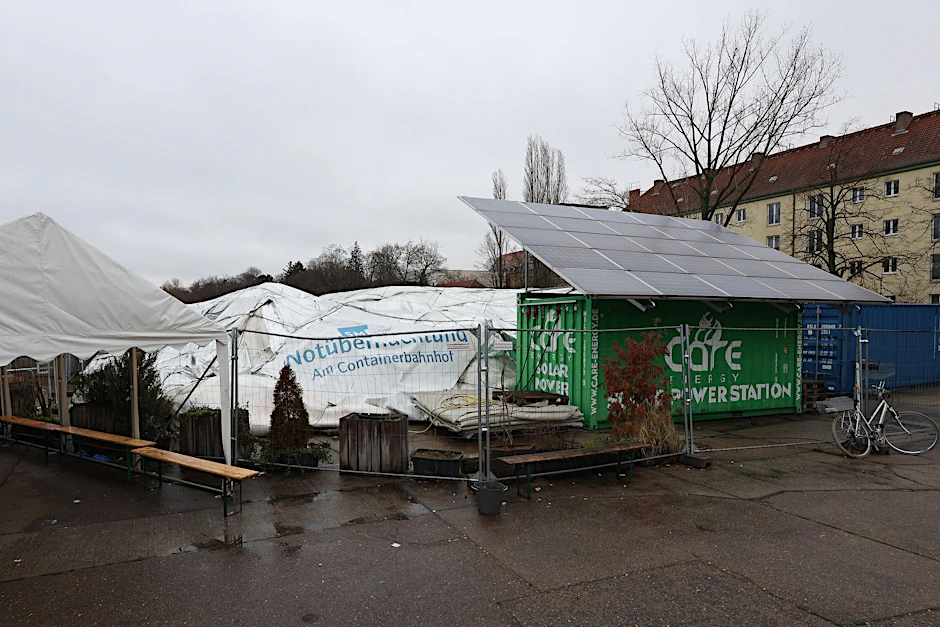 ARCHIV - Die Zelthalle «Am Containerbahnhof» in Lichtenberg ist nach einem Defekt in sich zusammengefallen.  