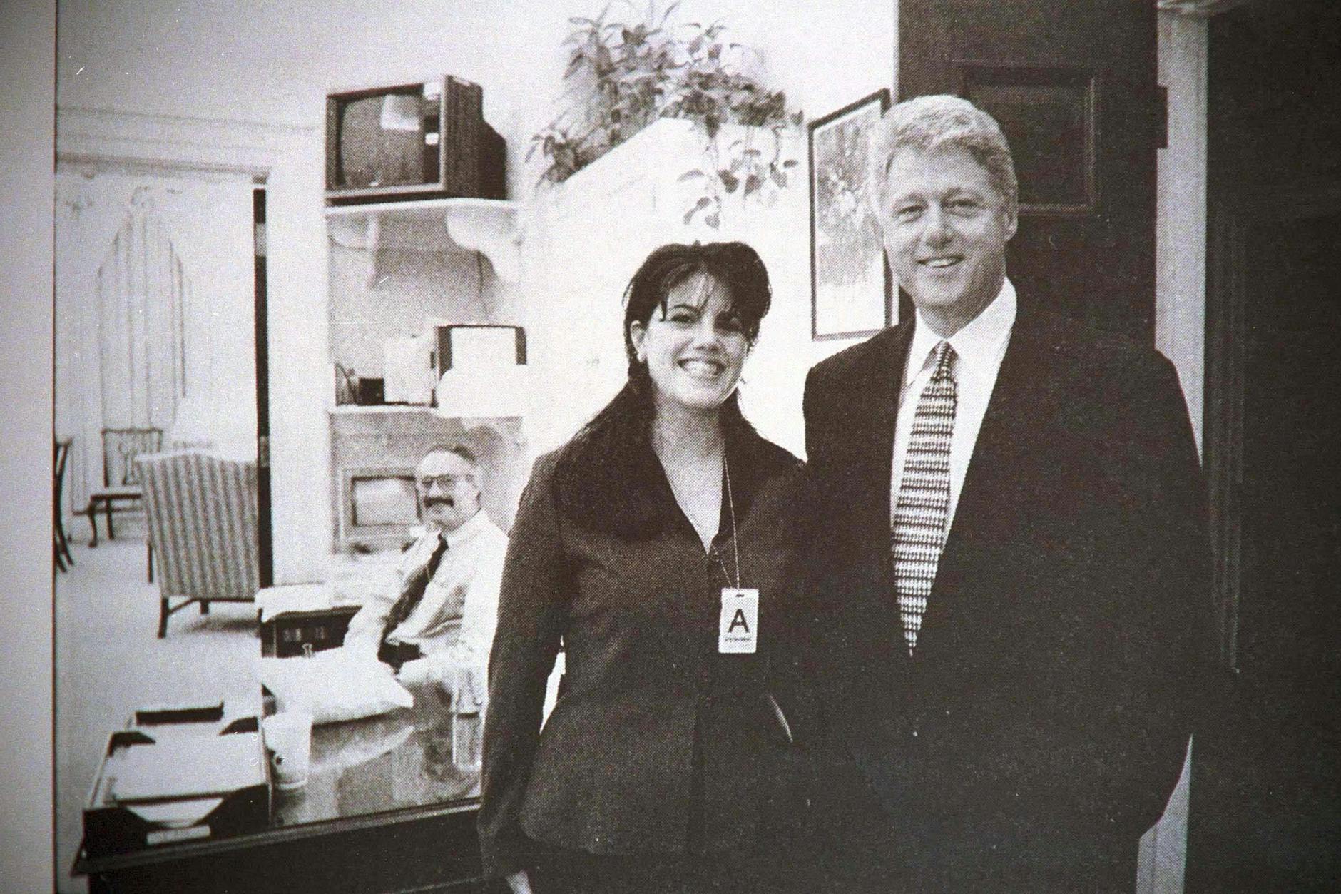 1998: Monica Lewinsky, hier 27 Jahre alt, zusammen mit dem damals 52-jährigen US-Präsidenten Bill Clinton