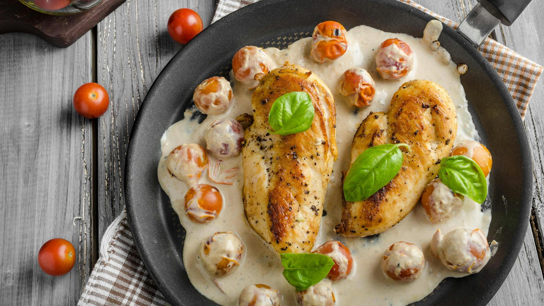 Das Kräuter-Sahne-Hähnchen mit einer leichten Soße ist so köstlich, davon kann man nicht genug bekommen.