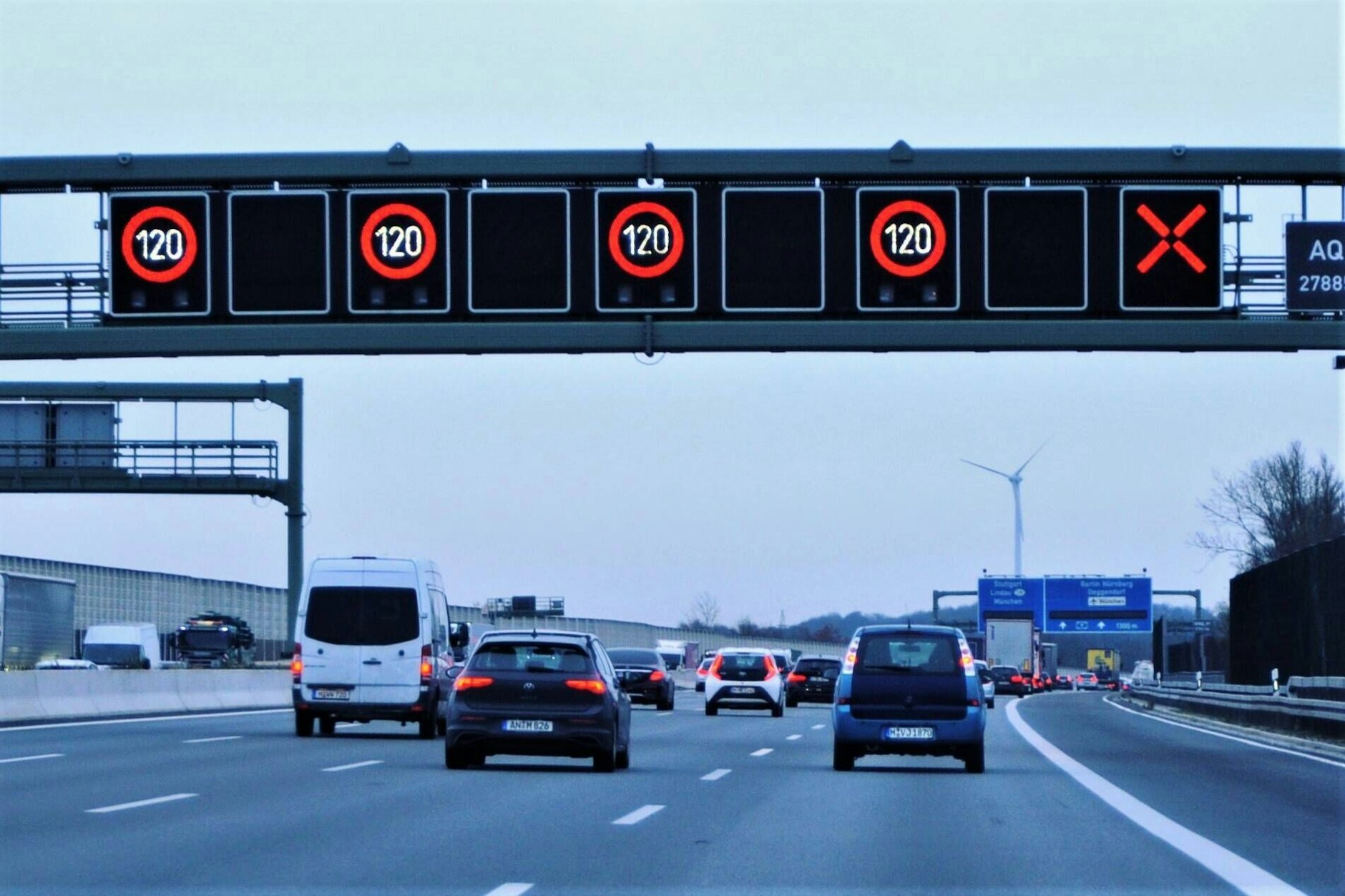 Ein Tempolimit auf deutschen Autobahnen würde mehr CO2 einsparen, als bislang gedacht.
